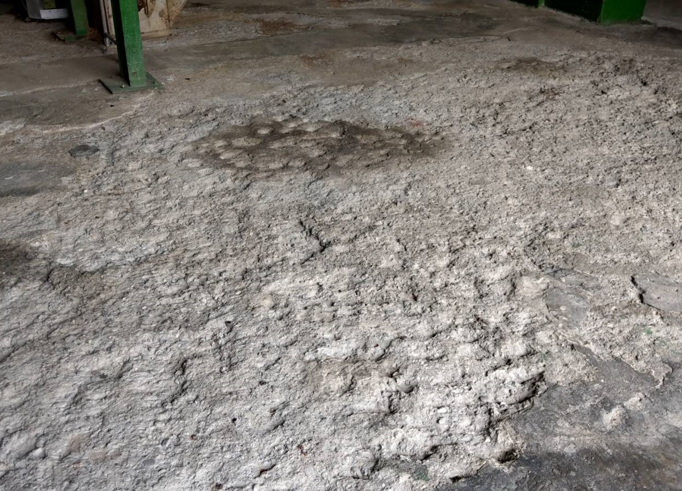 停車場地坪施工前｜使用多年嚴重起砂，坑洞更是多到危險。